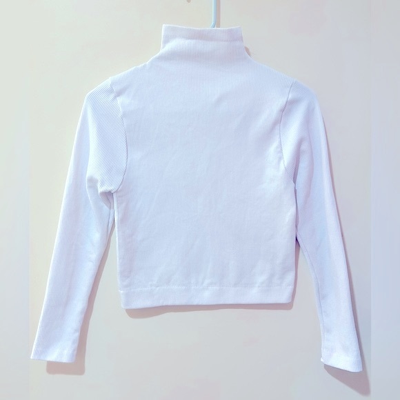 Seamless Bella Tops - NWOT Macy’s Ribbed White Bella Seamless Ribbed Turtleneck Short Top Blouse